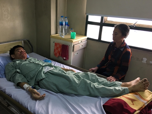 Bà Đỗ Thị Ngọc chăm sóc người con trai út tại Bệnh viện Việt Xô.